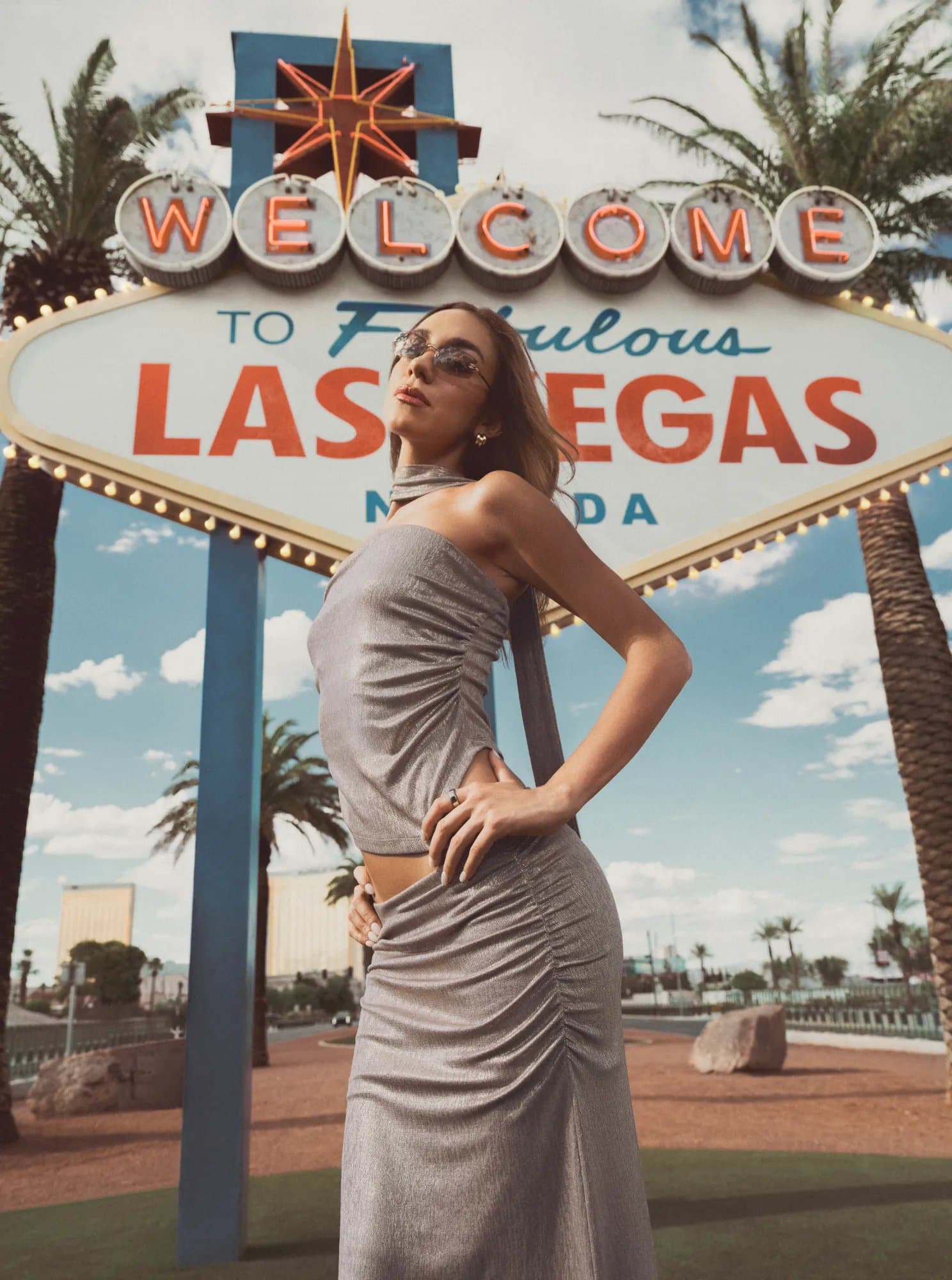 Luana Barón bajo el cartel Welcome to Fabulous Las Vegas
